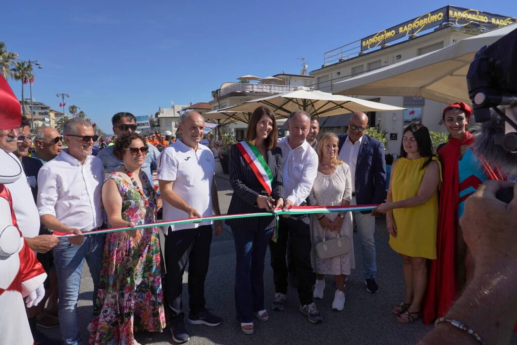 Sara Grilli Sindaca di Viareggio inaugura la sfilata che ha aperto il Meeting Viareggio