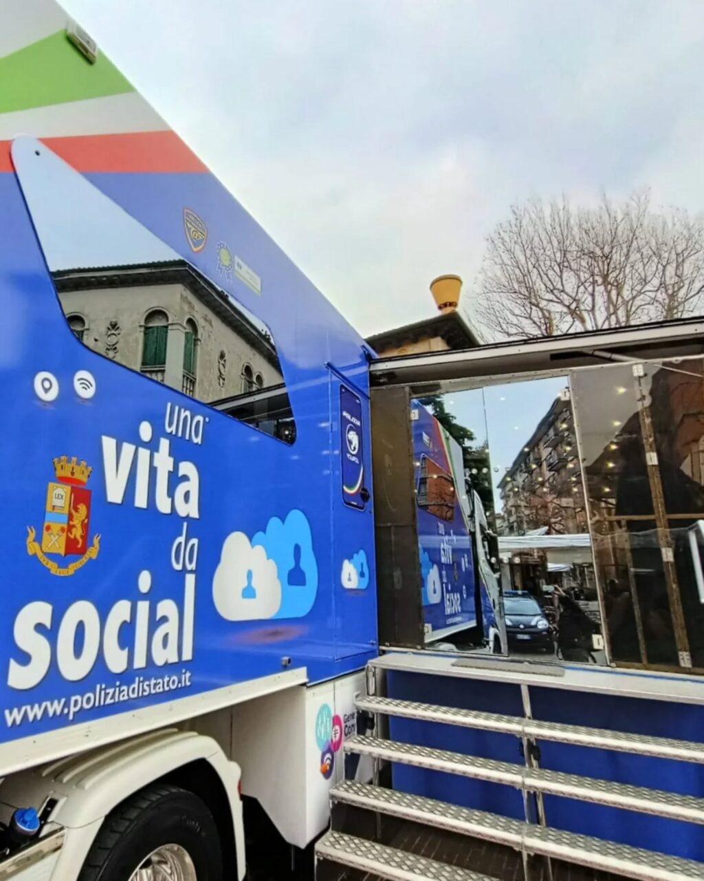 Instagram post from meetingviareggio. This post is in position 6.